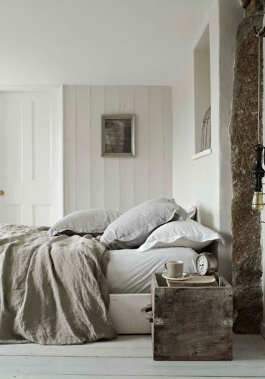 Odpoczynek w chłodnej, minimalistycznej sypialni