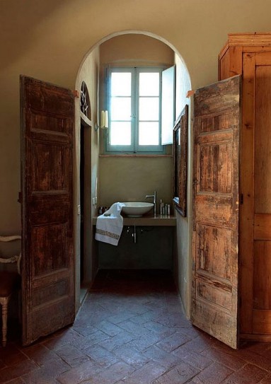 Inna łazienka z niezwykłymi, starymi drzwiami...