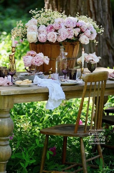 Stół w lesie i ta masa bladoróżowych róż...