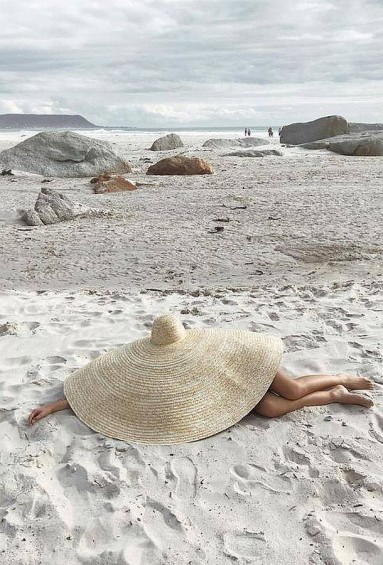 Taki przeskalowany kapelusz cudowny na plażę...