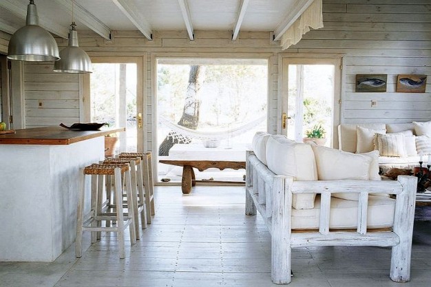 Białe drewniane wnętrze, kuchnia połączona z salonem...