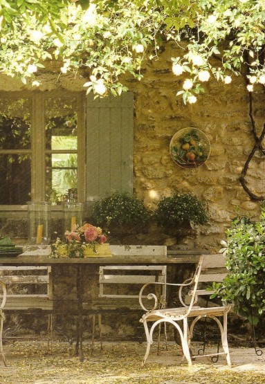 Ten kamienny dom gdzieś na południu Francji... ciepłe, łagodne światło...