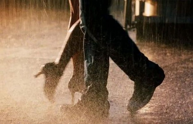 Trzeba poszukać nastroju, żeby tańczyć w deszczu...