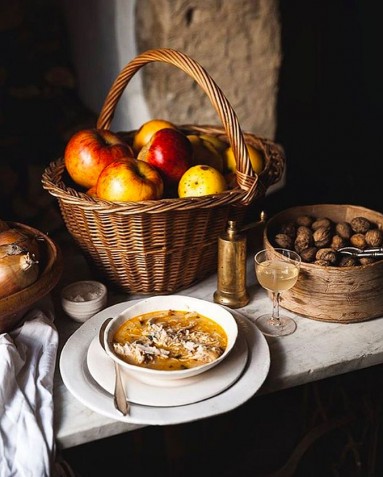 Orzechy i jabłka, dobra pozyskane z ogrodu i sycąca zupa...