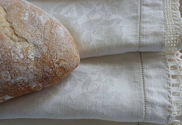 Prostota... chleb na pięknej adamaszkowej serwecie...