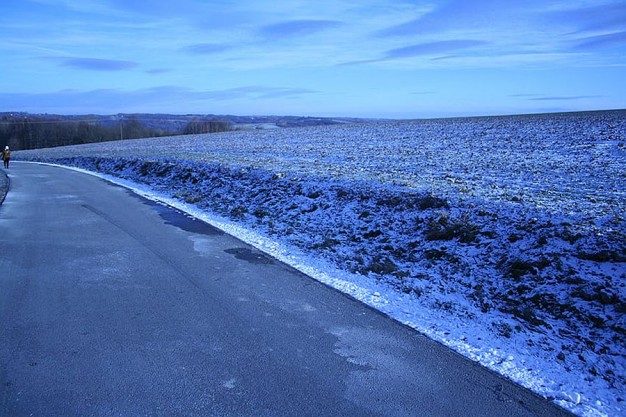 Zimowa droga het gdzieś tam... fot. Stanisław Ożóg