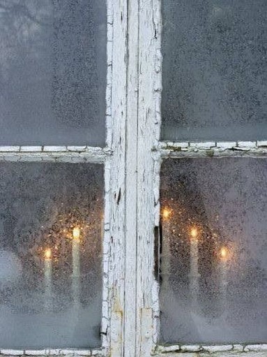 Adwentowy świecznik w starym oknie...
