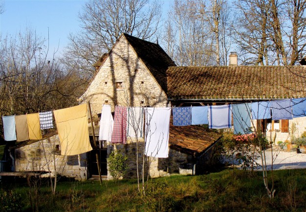 Kamienny wiejski dom z malowniczym praniem...