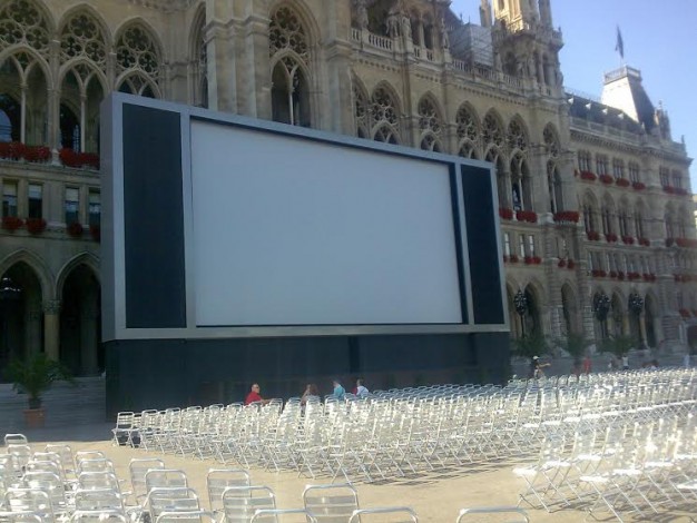 Wiedeń - cały miesiąc festiwal muzyki. Dostaje widz krzesło i małego szampana