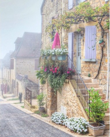 Kamienne stare domy w małym francuskim miasteczku...