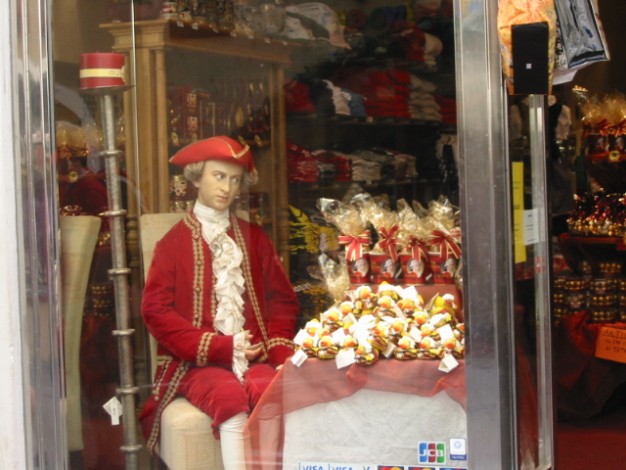 Z każdej wystawy w Salzburgu patrzy na nas Mozart. Namawia do kupna czekoladek...