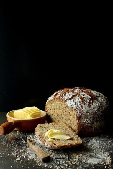 Świeży żytni chleb z masłem... genialna prostota...