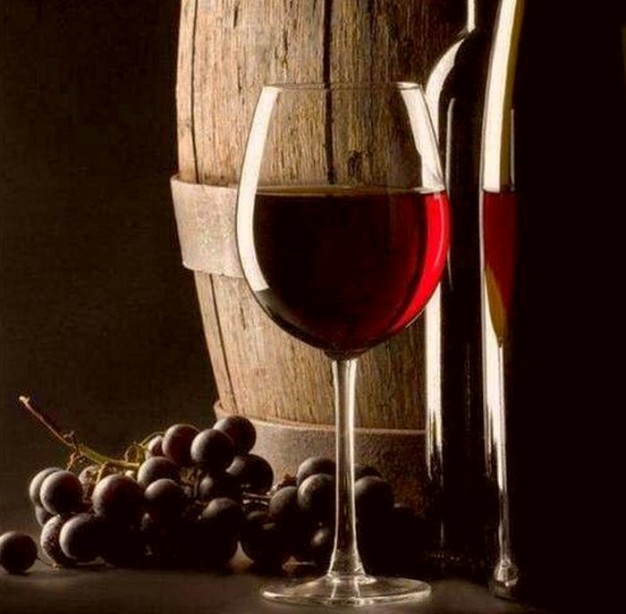 Rubinowe wino tylko chwilowo barwi szkło na piękną głęboką czerwień...