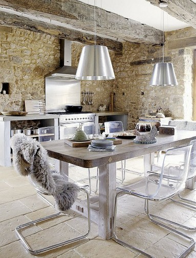 Piękne pomieszczenie starej kuchni z wyposażeniem bardzo nowoczesnym...