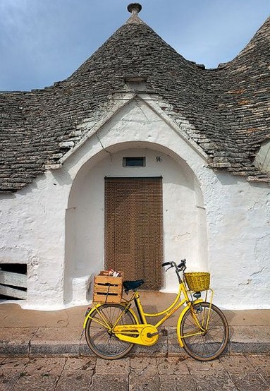 Żółtym rowerem podjeżdżamy z zakupami pod trullo...