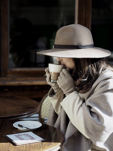 Ciepłe szarości, ciepła kawa pita w rękawiczkach...