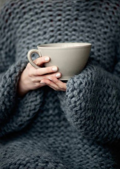 Szary sweter i herbata dobre na taki czas...
