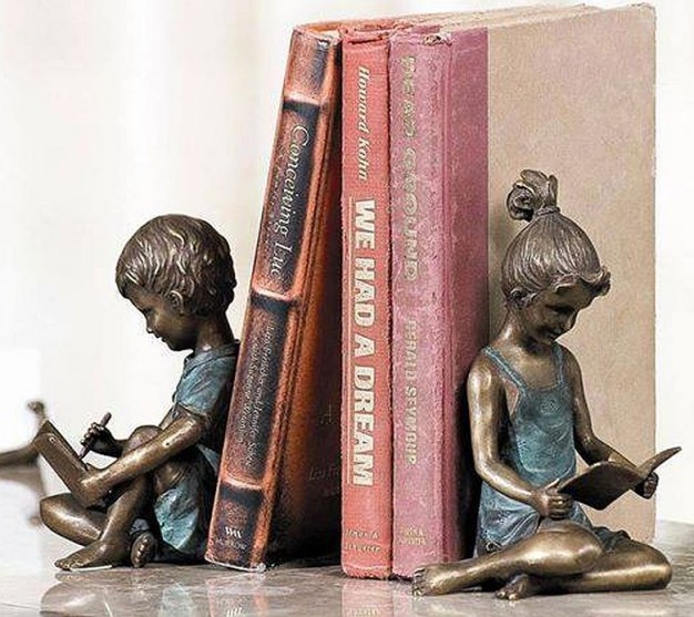 Piękne figurki podtrzymujące książki...