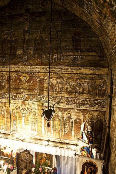 Polichromowane drewniane wnętrze kaplicy...