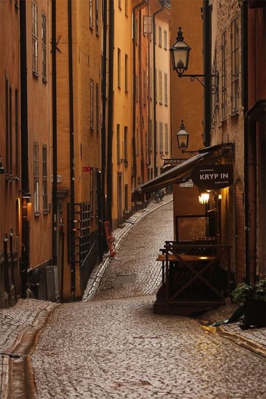 Sztokholmska ulica w kolorze cynamonu...