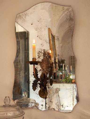 Lekko zmatowiałe stare lustro odbija urodę stołu...