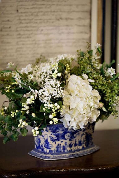 Stare naczynie, chyba Delft, z białymi kwiatami na czas przedwiosenny...