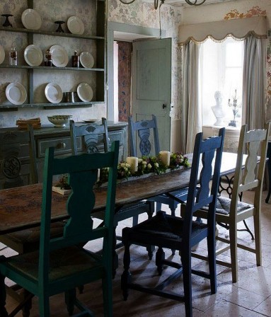 Bardzo długi kuchenny stół i kolekcja kolorowych krzeseł...
