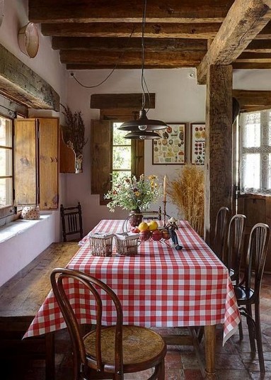 Przytulna kuchnia  i stół z tradycyjnym kraciastym obrusem...