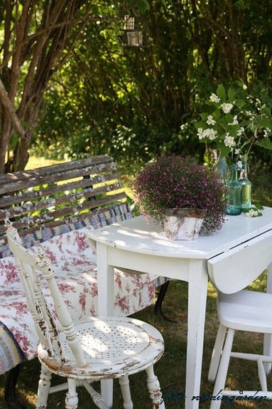 Stół w cienistym ogrodzie...