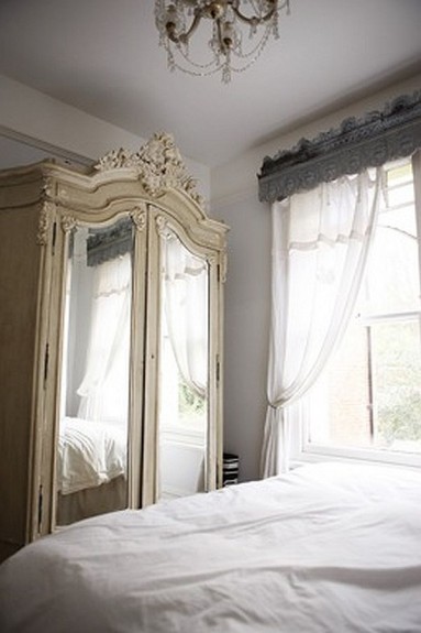 Piękna lustrzana szafa w sypialni...