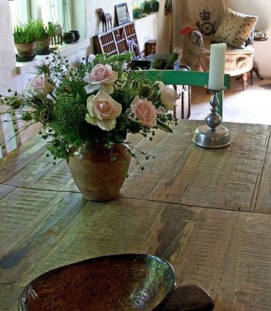 Róże majowe na starym stole...