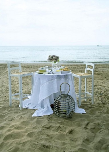 Elegancka kolacja na plaży... ten koloryt...
