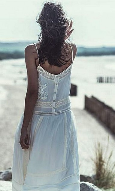 Biała plaża, biała sukienka z haftem...