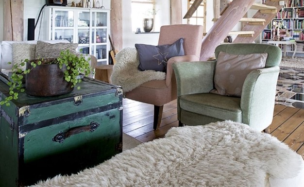 Pastelowe fotele i stary kufer o niezwykłym kolorze...