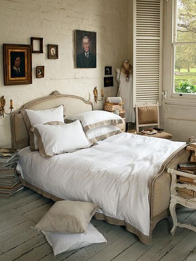 Biała sypialnia z białą okiennicą...
