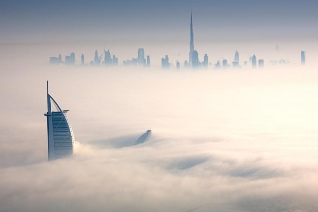 Dubaj najdziwniejsze miasto, szczyty wieżowców nad mgłą...