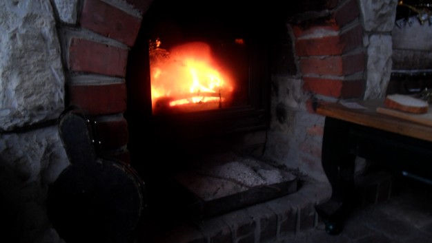 Ogień płonie na kominku, ale dom ogrzać trudno...