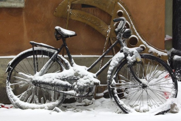 Pierwszy śnieg unieruchomił rower