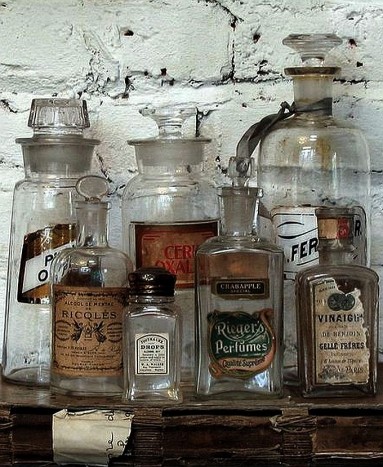 Stare butelki apteczne, ze szlifowanymi, szklanymi korkami...