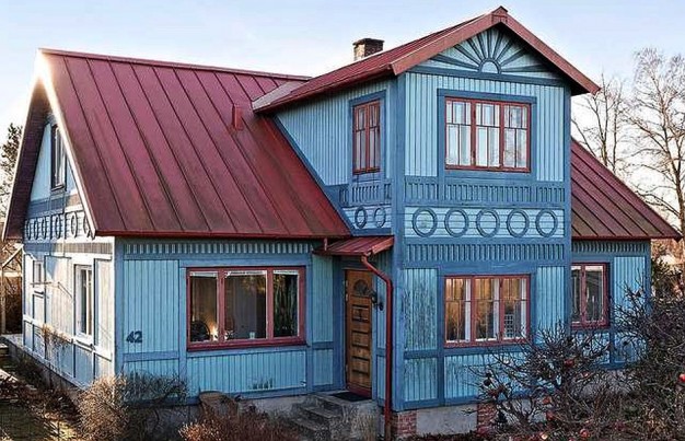 Stary drewniany dom w zaskakującym kolorze...
