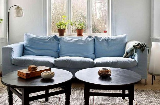 Niebieskawa wygodna sofa...