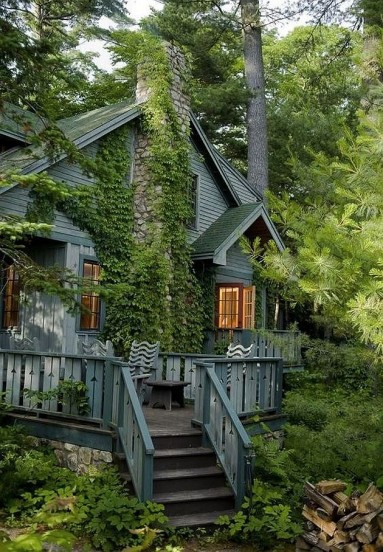 Drewniany dom zielony, dobrze zamaskowany...