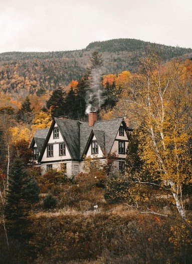 Bardzo kusząca wersja domu w jesiennym lesie...