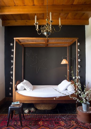Bardzo fajna sypialnia z czarną ścianą...