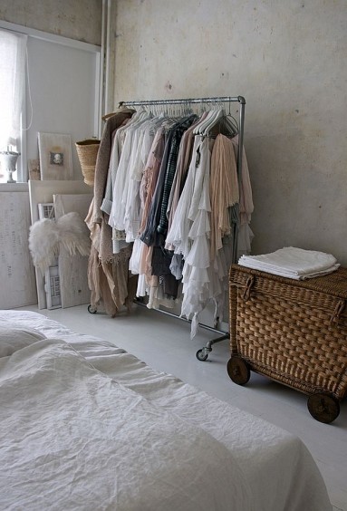 Biała sypialnia z pięknym trzcinowym kufrem...