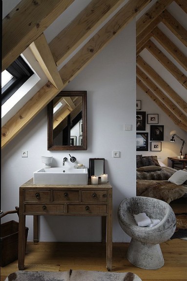 Minimalistyczna sypialnia z łazienką na antresoli...