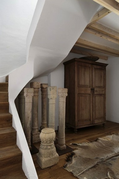 Kolekcja starych drewnianych kolumn pod schodami...