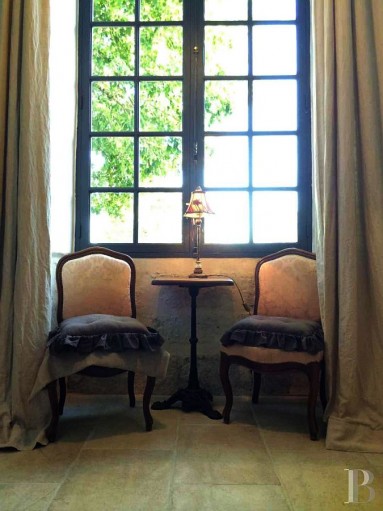 Klasyczne krzesła przy klasycznym oknie...