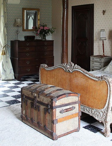 Stary podróżny kufer w sypialni...
