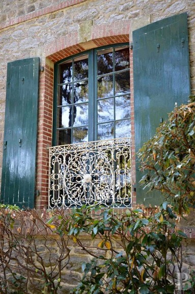 Okno francuskie z piękną koronkową kratą...